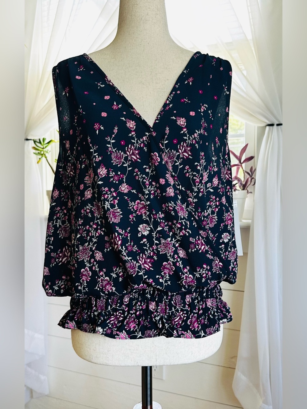 COLLECTIVE CONCEPTS wrap front smock blouse dark navy with floral pattern
Size M